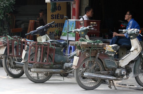 Đường phố Hà Nội xuất hiện nhiều xe cũ, đa phần là Cub 50, xe đời 67, 81, 86…